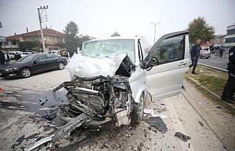 Düzce'de iki minibüsün çarpıştığı kazada 1 kişi öldü, 4 kişi yaralandı