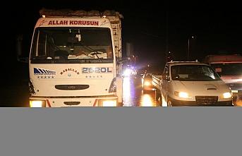 Düzce'de kamyonla otomobilin çarpışması sonucu 2 kişi yaralandı