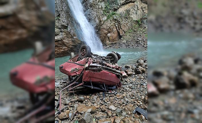 Giresun'da dereye düşen aracın sürücüsü hayatını kaybetti