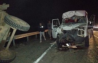 Giresun'da minibüsün traktör römorkuna çarptığı kazada 3 kişi yaralandı