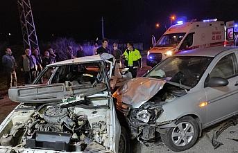 İki otomobilin çarpıştığı kazada 6 kişi yaralandı