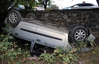 Karabük'te evin bahçesine devrilen otomobildeki 2 kişi yaralandı