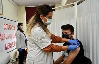 Karabük'te lise öğrencileri, aşılarını uygulama merkezinde oluyor