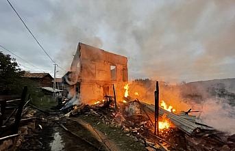 Kastamonu'da çıkan yangında 2 katlı ev ile köy konağı yandı