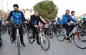Tokat Belediye Başkanı Eyüp Eroğlu gençlere bisiklet hediye etti