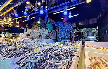 Trabzon'da kilogramı 10 liradan satılan hamsi balıkçı ve tüketiciyi mutlu etti