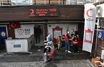 Trabzonlular kan bağışlamak için tır önünde uzun kuyruklar oluşturdu