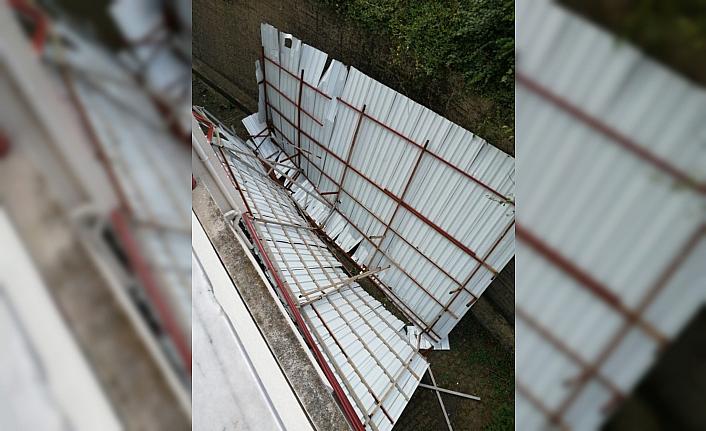 Zonguldak'ta şiddetli fırtına bir apartmanın terasının çatısını uçurdu
