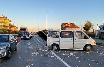 Çarşamba'da kamyonla çarpışan minibüsün sürücüsü yaralandı
