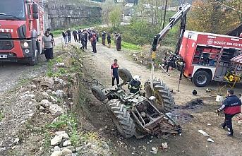 Düzce'de devrilen traktörün altında kalan kişi öldü, sürücü yaralandı