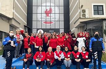 Düzce'de kırmızı giyinen kadınlar şiddete karşı farkındalık oluşturdu