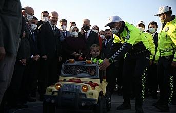 İçişleri Bakanı Soylu, Düzce'de çocuklara emniyet kemerinin önemini anlattı: