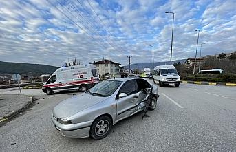 Karabük'te iki otomobilin çarpışması sonucu 3 kişi yaralandı
