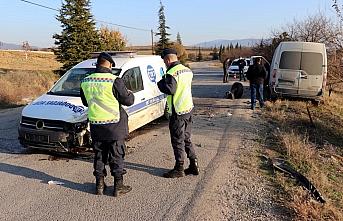 Karabük'te panelvan ile hafif ticari araç çarpıştı, 2 kişi yaralandı