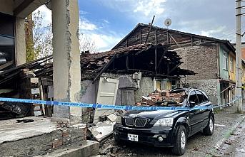 Karabük'te şiddetli rüzgar ev ve iş yerlerinin çatılarını uçurdu