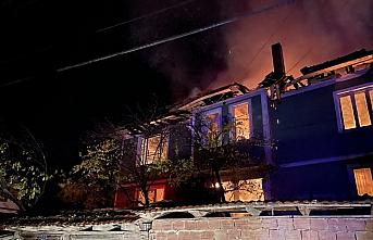 Kastamonu'da çıkan yangında 2 katlı ev kullanılamaz hale geldi