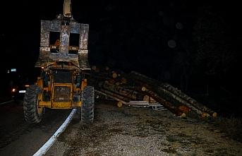 Kastamonu'da devrilen tomruk yüklü tır köy yolunu bir süre ulaşıma kapattı