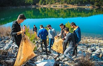 Kastamonu'da üniversite öğrencileri gölet çevresinde çevre temizliği yaptı