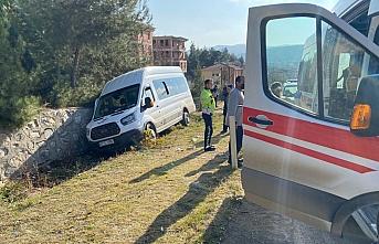 Sinop'ta öğrenci servisinin istinat duvarına çarptığı kazada 3 kişi yaralandı