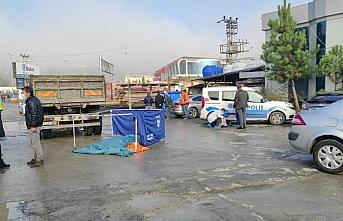 Zonguldak'ta geri manevra yapan kamyonun çarptığı kişi öldü