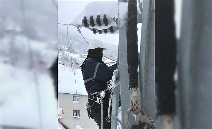 Batı Karadeniz'de Başkent EDAŞ ekiplerinin karda arızaları giderme mücadelesi
