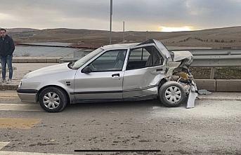 Bayburt'ta kamyonetle otomobilin çarpışması sonucu 1 kişi yaralandı