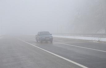 Bolu Dağı'nda araçlar yoğun sis nedeniyle trafikte yavaş seyretti