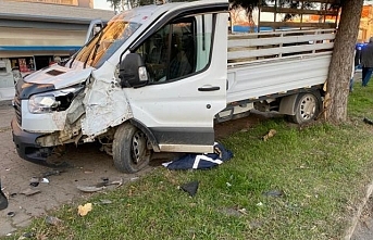 Çarşamba ilçesinde kamyonun çarptığı kamyonetin sürücüsü yaralandı