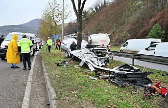 Samsun'da otomobilin refüjdeki ağaca çarptığı kazada genç çift öldü