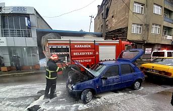 Karabük'te park halindeyken yanan otomobil hasar gördü