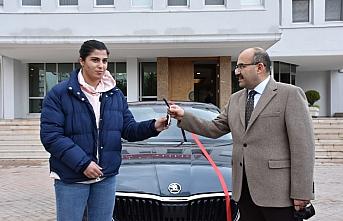 Milli boksör Busenaz Sürmeneli'ye otomobil hediye edildi