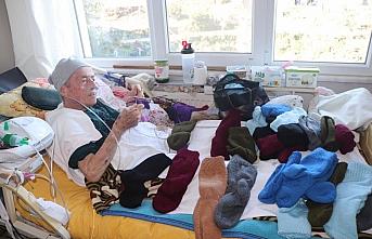 Rize'de 80 yaşındaki Meliye nine hasta yatağında Mehmetçik'e çorap örüyor