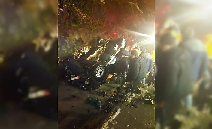Samsun'da bariyerlere çarpan otomobildeki 1 kişi öldü, 1 kişi yaralandı
