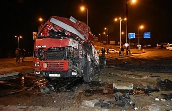 Sinop'ta devrilen tırın sürücüsü yaralandı