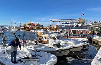 Sinop'ta kar yağışının ardından balıkçı tekneleri beyaza büründü