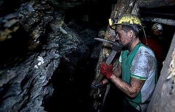 Taş kömürü çıkaran madencilerin 