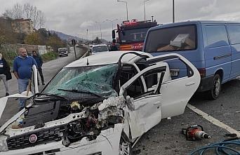 Trabzon'da otomobil ile minibüsün çarpıştığı kazada 6 kişi yaralandı