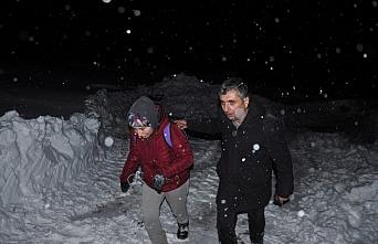 Amasya'da karda mahsur kalan baba ve kızı kurtarıldı