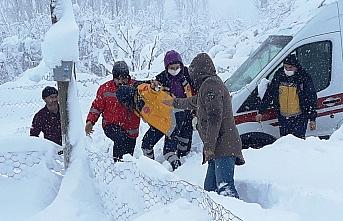 Amasya'da kardan yolu kapanan köydeki hastaya güçlükle ulaşıldı