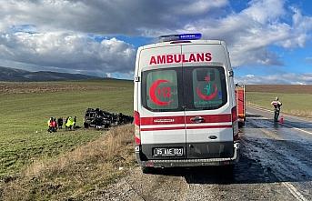 Amasya'da sporcuları taşıyan minibüs devrildi