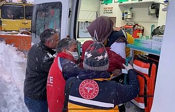 Bartın'da ekipler yolu kardan kapanan köydeki hasta çocuk için seferber oldu