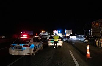 Bolu'da hafif ticari araçla çarpışan otomobildeki 2 kişi yaralandı