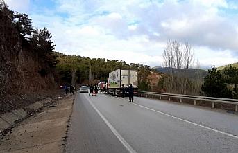 Bolu'da kamyonla çarpışan otomobildeki 4 kişi öldü