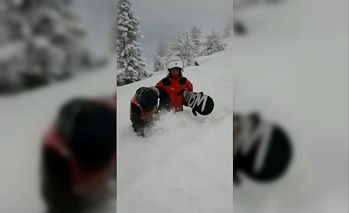 Bolu'da snowboard yaparken pistten çıkarak kaybolan tatilciyi JAK timi kurtardı
