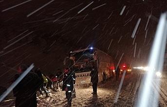 Bolu'da yoldan çıkan otobüste mahsur kalan yolcular kurtarıldı