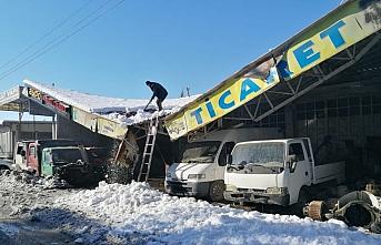 Çarşamba'da yoğun kar yağışı nedeniyle iş yerinin sundurması çöktü