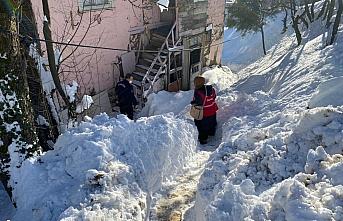 Düzce'de kar nedeniyle ulaşımda güçlük çekilen evlere gıda yardımı