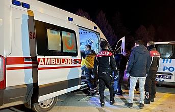 Düzce'de polisten kaçarken duvara çarpan otomobildeki 4 zanlı yaralandı
