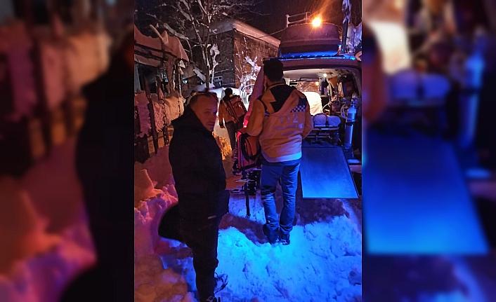 Düzce'de sağlık ekipleri karda düşerek yaralanan kadın için seferber oldu