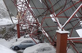 Düzce'de üzerinde kar biriken kapalı pazar yerinin çatısı çöktü